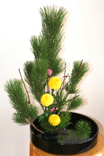 実例：10分くらいでできる正月花の生け方（3）……花を足していく