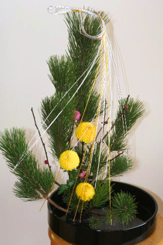 実例：10分くらいでできる正月花の生け方（3）……花を足していく