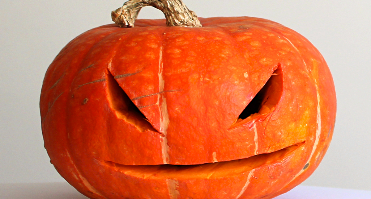 平べったいハロウィンかぼちゃ（直径21cmほど）で、ハロウィンランタンを作ってみた