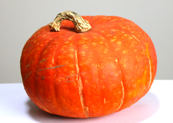 平べったいハロウィンかぼちゃ（直径21cmほど）で、ハロウィンランタンを作ってみた