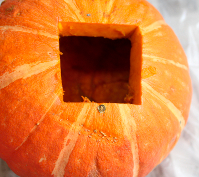平べったいハロウィンかぼちゃ（直径21cmほど）で、ハロウィンランタンを作ってみた