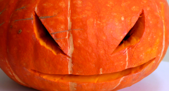 平べったいハロウィンかぼちゃ（直径21cmほど）で、ハロウィンランタンを作ってみた