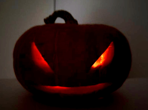 平べったいハロウィンかぼちゃ（直径21cmほど）で、ハロウィンランタンを作ってみた