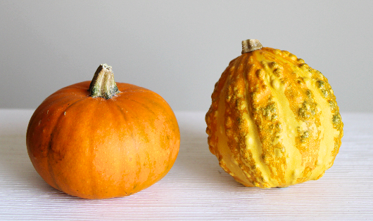 丸シールでハロウィンかぼちゃの顔を作る