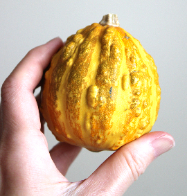 丸シールでハロウィンかぼちゃの顔を作る