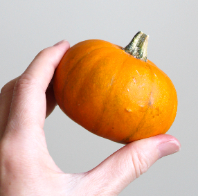 丸シールでハロウィンかぼちゃの顔を作る