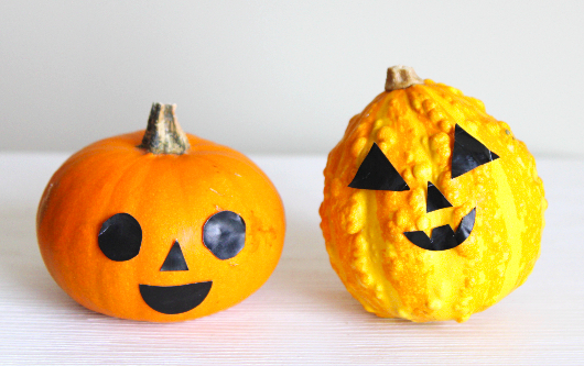 丸シールでハロウィンかぼちゃの顔を作る